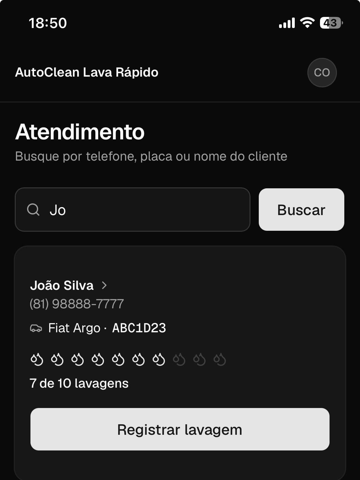 Tela de atendimento no celular, buscando um cliente e registrando uma visita